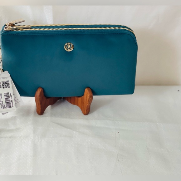 🎉🔥HOST PICK🔥🎉LULULEMON CURVED WRISTLET
VELOUR 🌸TEAL COLOUR - Picture 3 of 9